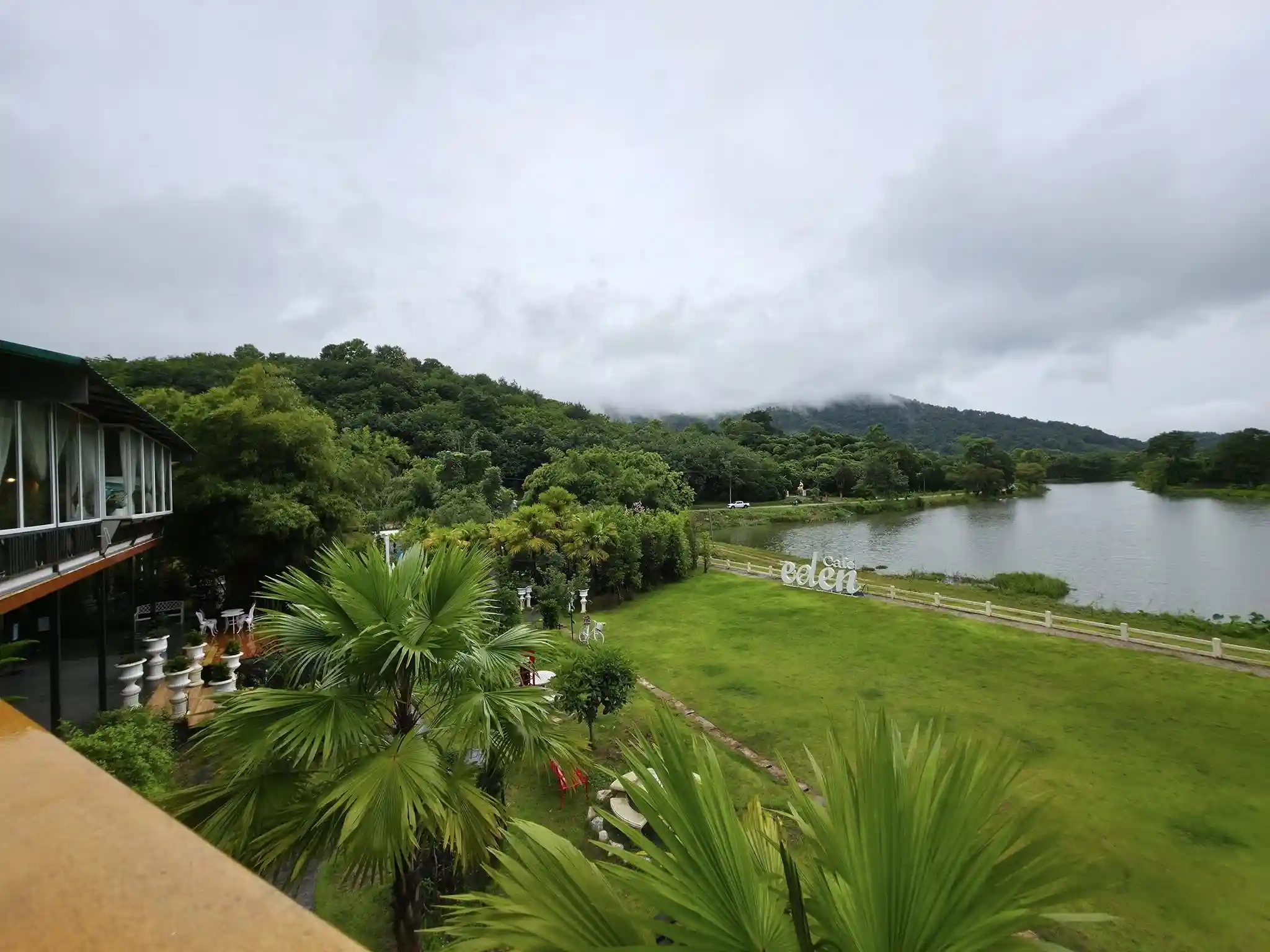 Eden Cafe เชียงราย คาเฟ่ธรรมชาติวิวภูเขาและสระน้ำในนางแล
